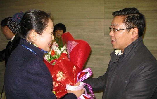 國航西南客艙部總經理張宏為楊晉萍乘務長送上鮮