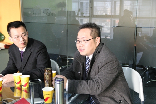 新華教育集團副總經理張明接受記者采訪