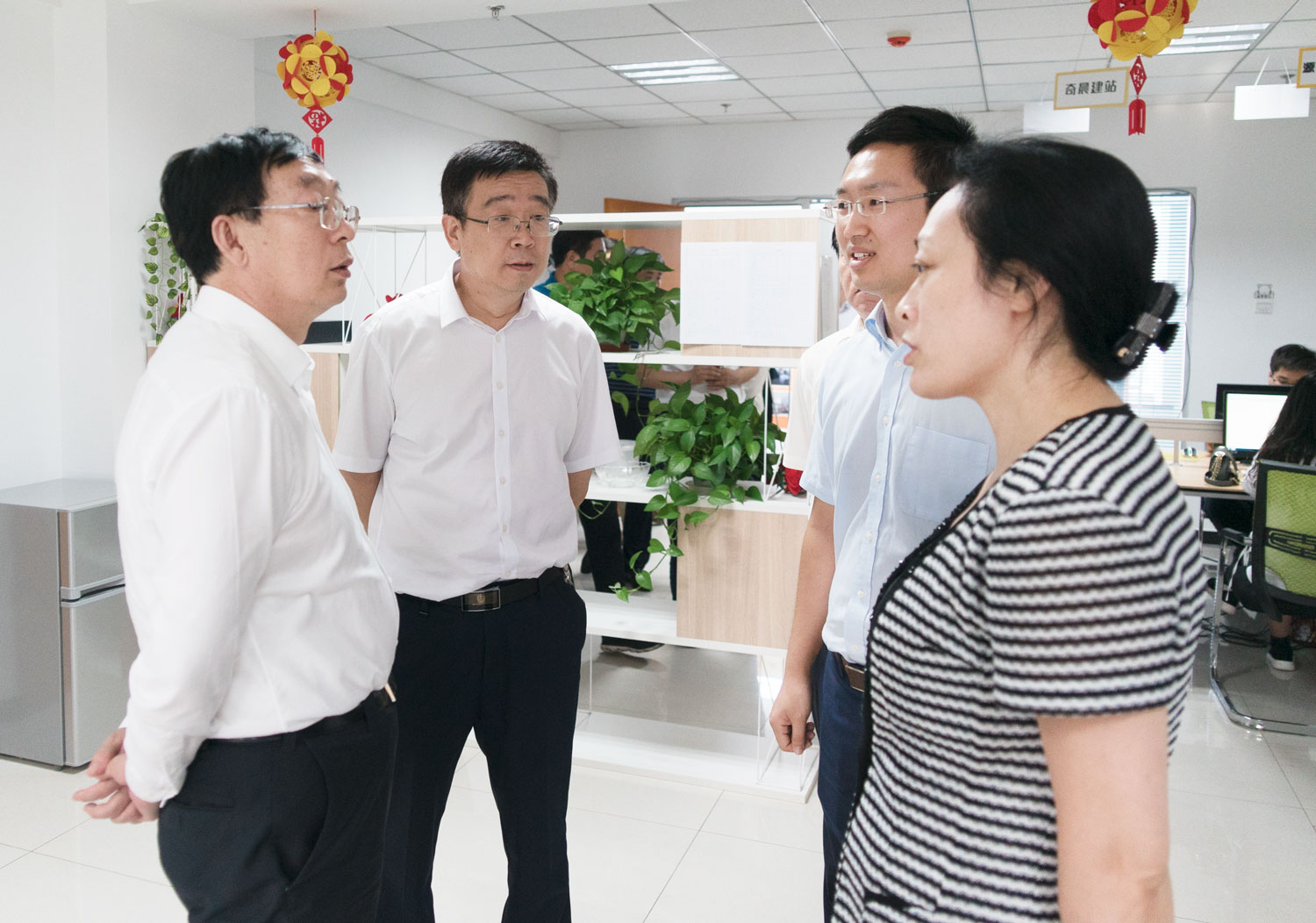唐山市常務副市長胡國輝一行蒞臨創元教育參觀指導 唐山市常務副市長胡國輝一行蒞臨創元教育參觀指導