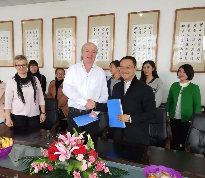 保定動力工程學校與德國兒童與教育工作聯盟簽署合作協議 保定動力工程學校與德國兒童與教育工作聯盟簽署合作協議