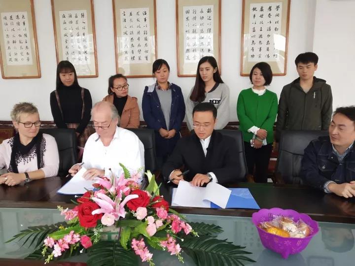 保定動力工程學校與德國兒童與教育工作聯盟簽署合作協議 保定動力工程學校與德國兒童與教育工作聯盟簽署合作協議