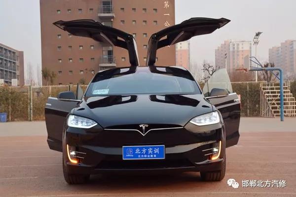 特斯拉新實(shí)踐車(chē)已到,學(xué)新能源電動(dòng)專(zhuān)業(yè)就到邯鄲北方汽修學(xué)校 特斯拉新實(shí)踐車(chē)已到,學(xué)新能源電動(dòng)專(zhuān)業(yè)就到邯鄲北方汽修學(xué)校