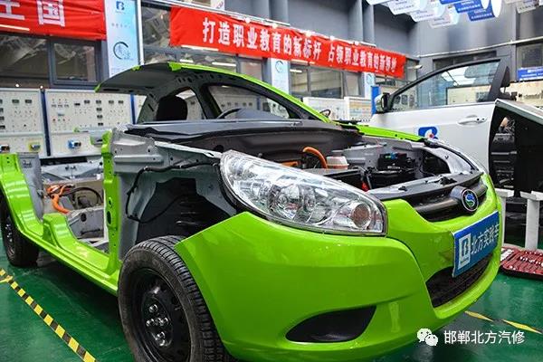特斯拉新實(shí)踐車(chē)已到,學(xué)新能源電動(dòng)專(zhuān)業(yè)就到邯鄲北方汽修學(xué)校 特斯拉新實(shí)踐車(chē)已到,學(xué)新能源電動(dòng)專(zhuān)業(yè)就到邯鄲北方汽修學(xué)校