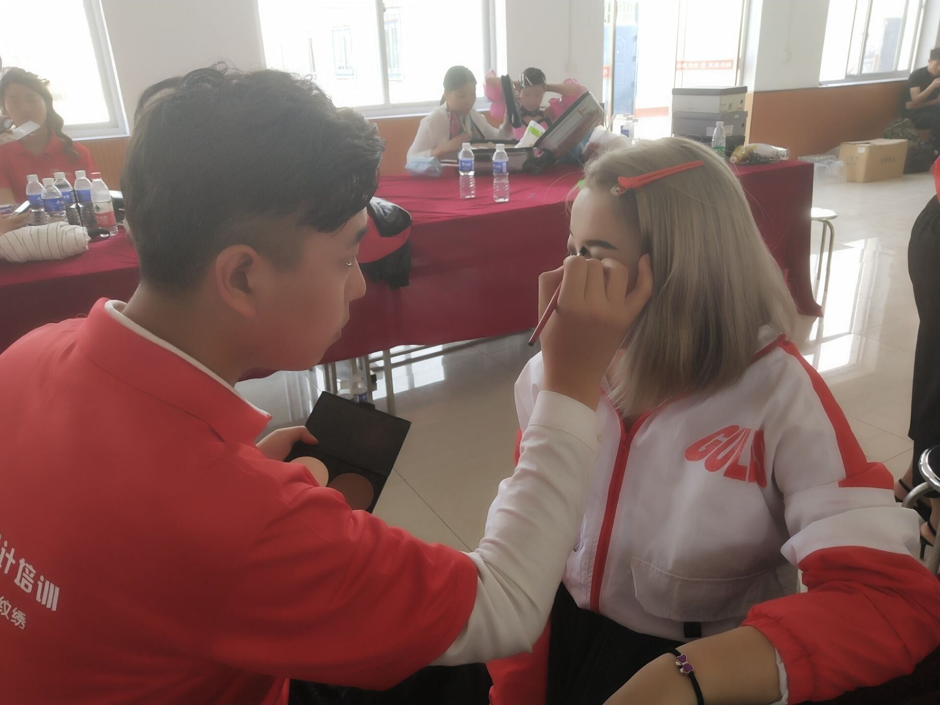 于航與豐潤金橋聯(lián)合舉辦“金橋中專—于航美學(xué)班啟動會”活動! 于航與豐潤金橋聯(lián)合舉辦“金橋中專—于航美學(xué)班啟動會”活動!